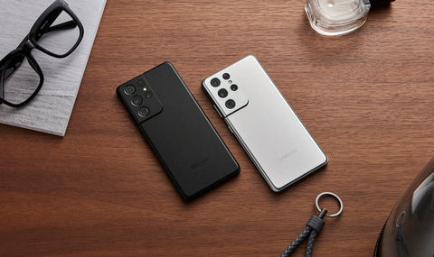 Samsung Galaxy S21 Ultra – Phantom Black and Phantom Silver, side